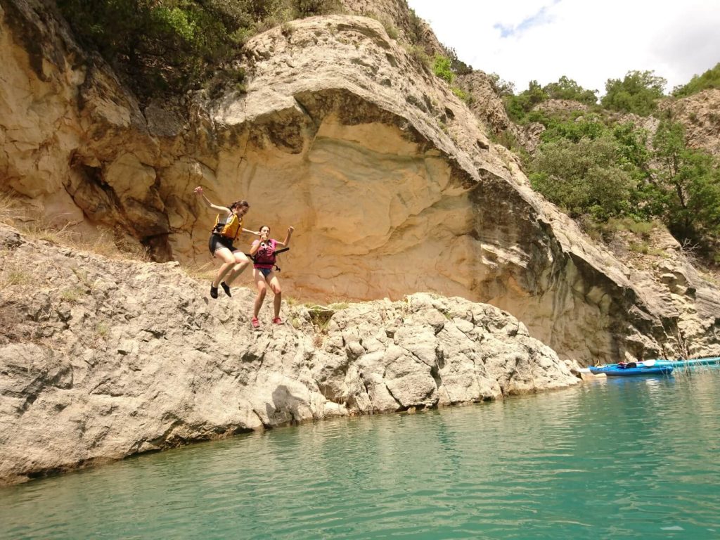 diviértete con intrepid kayaks en el congost de montrebei