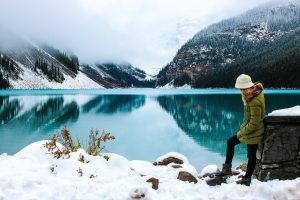 mujer-lago-invierno-kayak