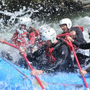 personas haciendo rafting montrebei intrepid